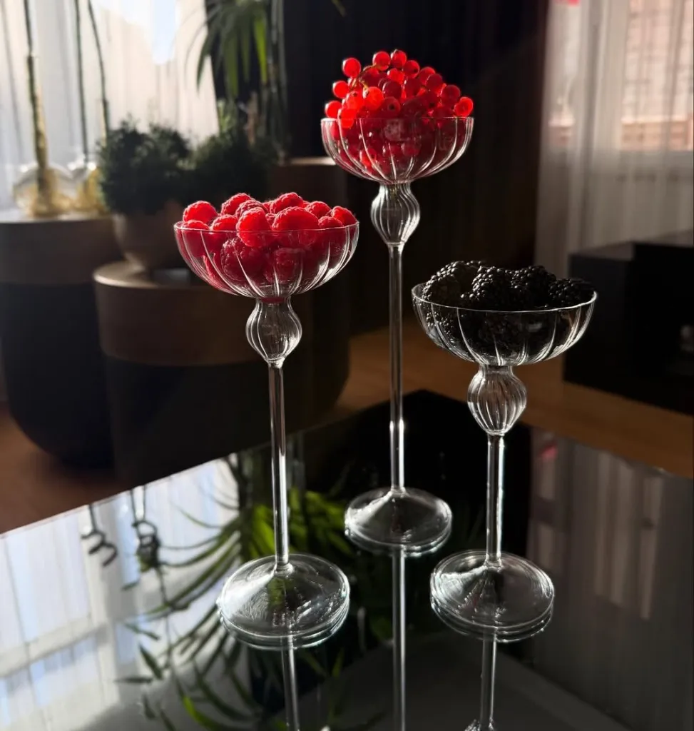 Элегантный набор из 3 стеклянных креманок на высокой ножке — стильный акцент для сервировки и фо.webp